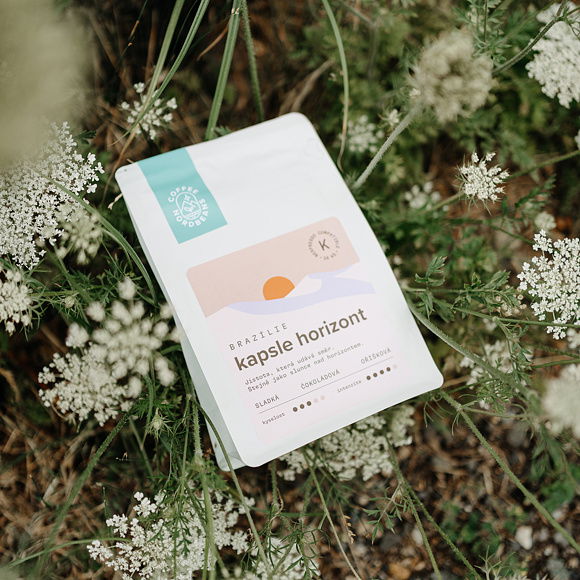 Balení kávy v kapslích Brazílie s názvem Kapsle Horizont, charakterizovaná jako sladká, čokoládová a oříšková, s údajem o kyselosti a intenzitě, kompatibilní s Nespresso, obsahuje 16 kusů.